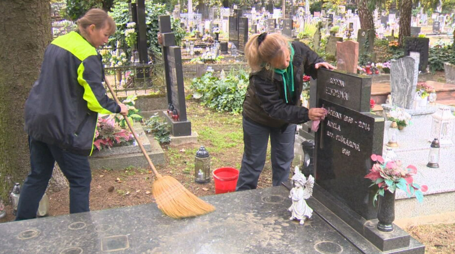 Máte stres pred Dušičkami? Nemusíte sa ani pohnúť z domu a hrob na cintoríne môžete mať upravený