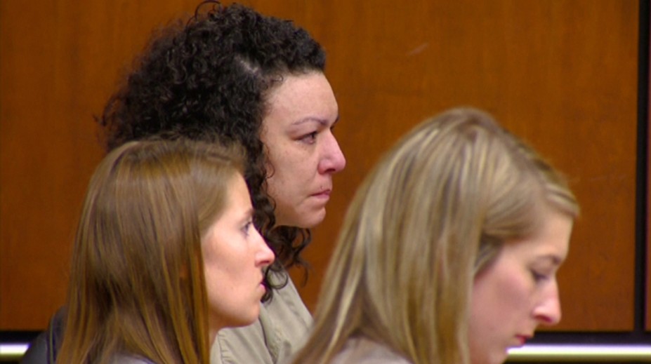 Zaživa vyrezala dieťa z brucha, má sedieť 100 rokov