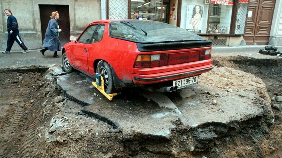 Za zle zaparkované auto v dedine mastná pokuta. Oddnes môžu pokutovať aj obce
