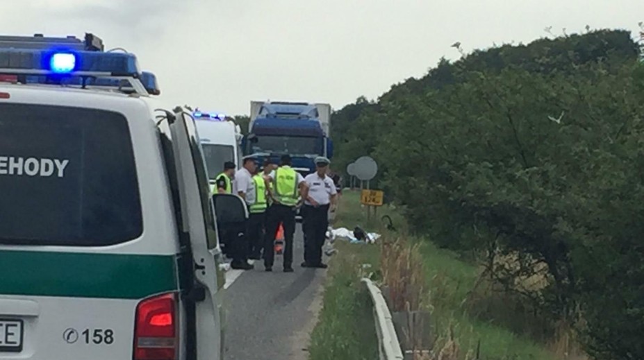Tragédia v Trenčianskom kraji: Auto zrazilo dvoch cyklistov, jeden je mŕtvy