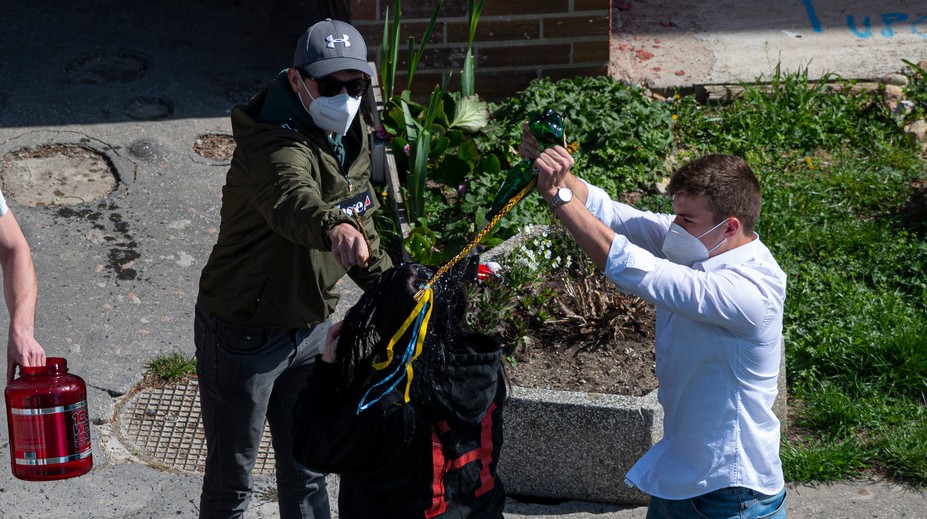 Veľkonočný pondelok OBRAZOM: Oblieva a šibe sa v rúškach a v úzkom kruhu