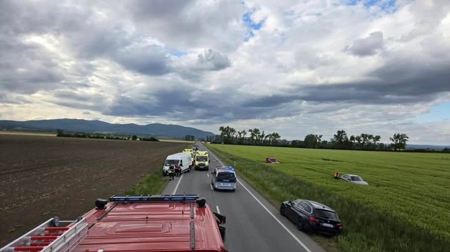 Hromadná nehoda na východe Slovenska: Hlásia viacerých zranených, cestu uzavreli