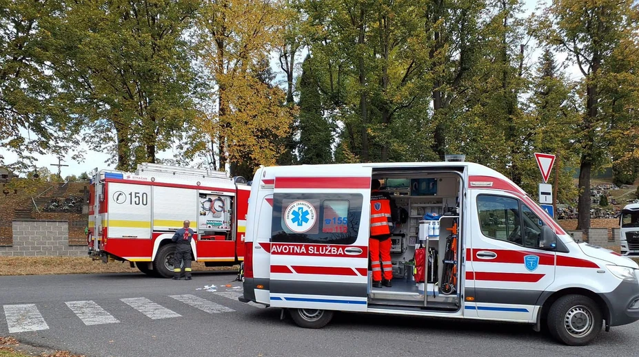 Dodávka na Liptove zrazila troch ľudí. Zranili sa aj dve deti