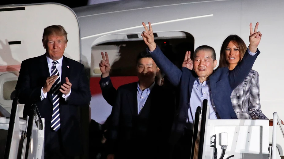 Americkí väzni prepustení z KĽDR sa vrátili domov. Trump sa poďakoval Kimovi