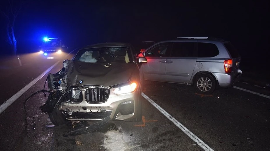 Vodič BMW vrazil do odstaveného Fordu. Pracovník odťahovky má doživotné následky