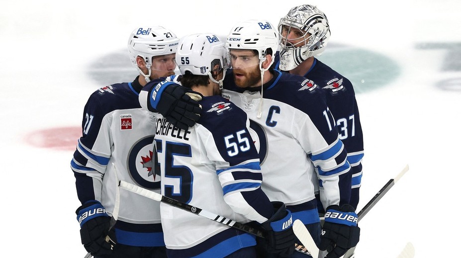 VIDEO: Diváci vo Winnipegu tlieskali dvom obratom. Hrdinom Jets sa stal Scheifele, skóroval aj v páde