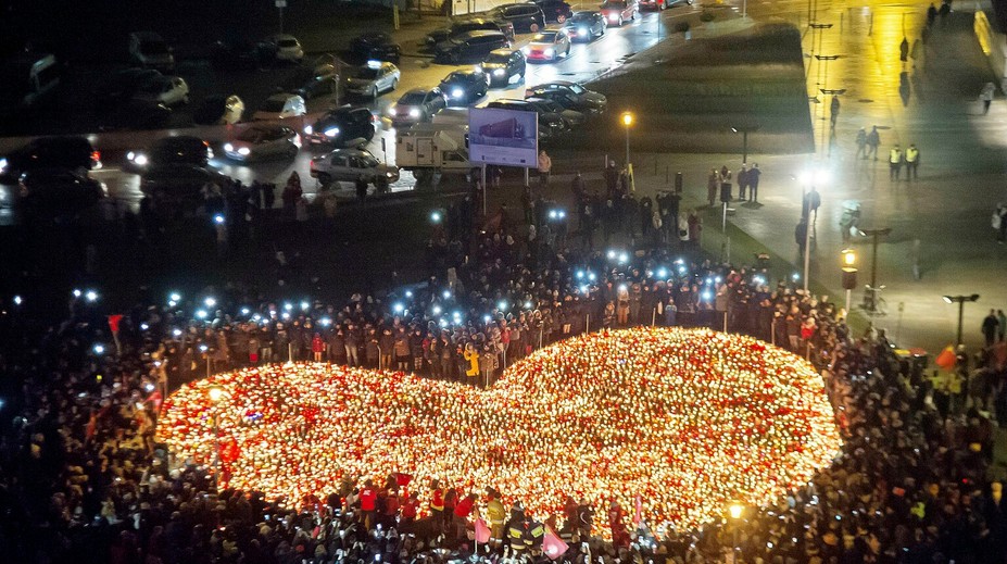 Poľsko sa lúči so zavraždeným starostom Gdanska. Vyskladali mu srdce zo sviečok
