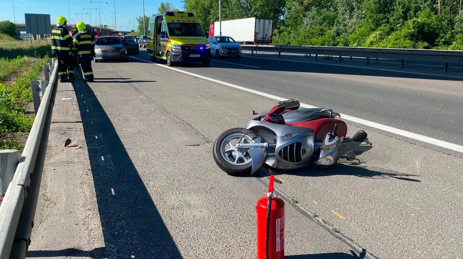 Na frekventovanom ťahu sa zrazila motorka s autom. Zasahujú tam záchranári