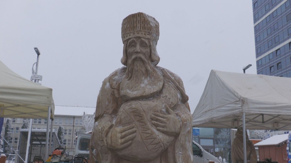 Z bývalého policajta či bankára sa stali rezbári. V Dubnici nad Váhom vzniká betlehem v životnej veľkosti
