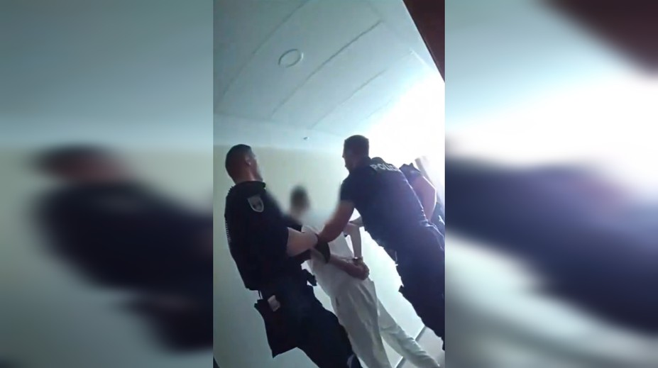 VIDEO: Ozbrojení policajti v hoteli v Trnave. Príkaz „ľahni si“ muž neuposlúchol, bola to chyba