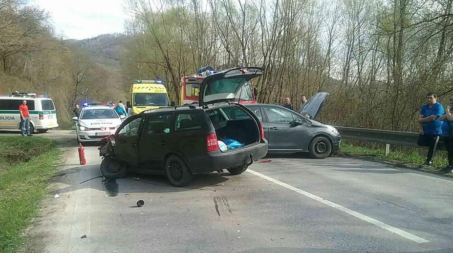 Pri Udiči sa zrazili tri vozidlá, zranili sa traja ľudia