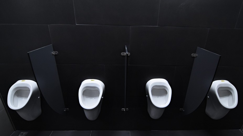 Berlín chce zaviesť na verejných toaletách pisoáre pre ženy