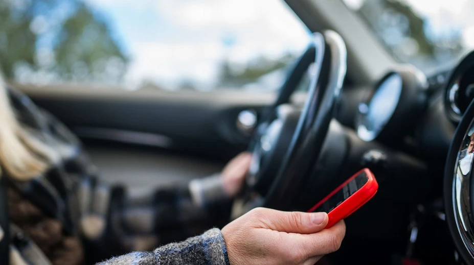 Mobil v ruke vás môže vyjsť poriadne draho. Polícia už vodiča nemusí ani zastaviť