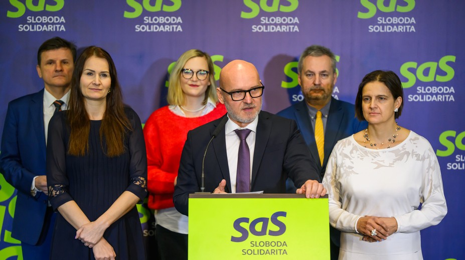 Jeden hovorí, za ním desiati mlčia. Vymysleli špeciálne pomenovanie pre politikov na tlačovkách