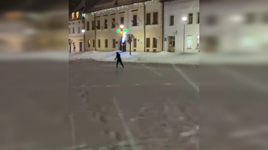 VIDEO: Zima v Bardejove priniesla do centra športovú atrakciu. Bežkujú priamo na námestí