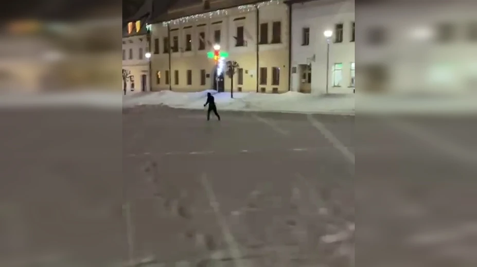 VIDEO: Zima v Bardejove priniesla do centra športovú atrakciu. Bežkujú priamo na námestí