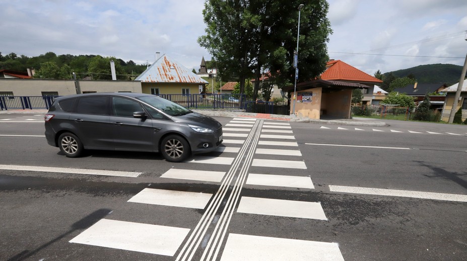 Pozeráte sa do mobilu pri prechádzaní cez cestu? Nová pokuta môže Slovákov vyjsť až 100 eur