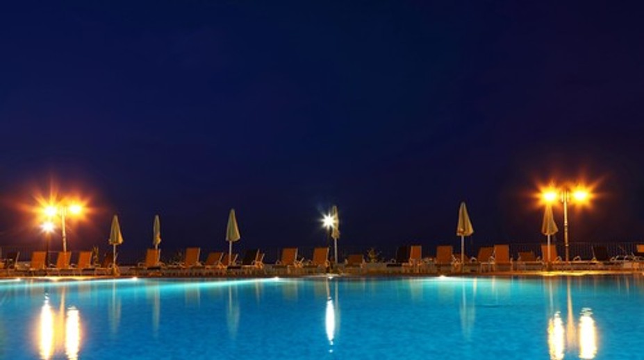 Vojna o miesta pri bazéne. Turisti namiesto luxusných izieb spia pod holým nebom