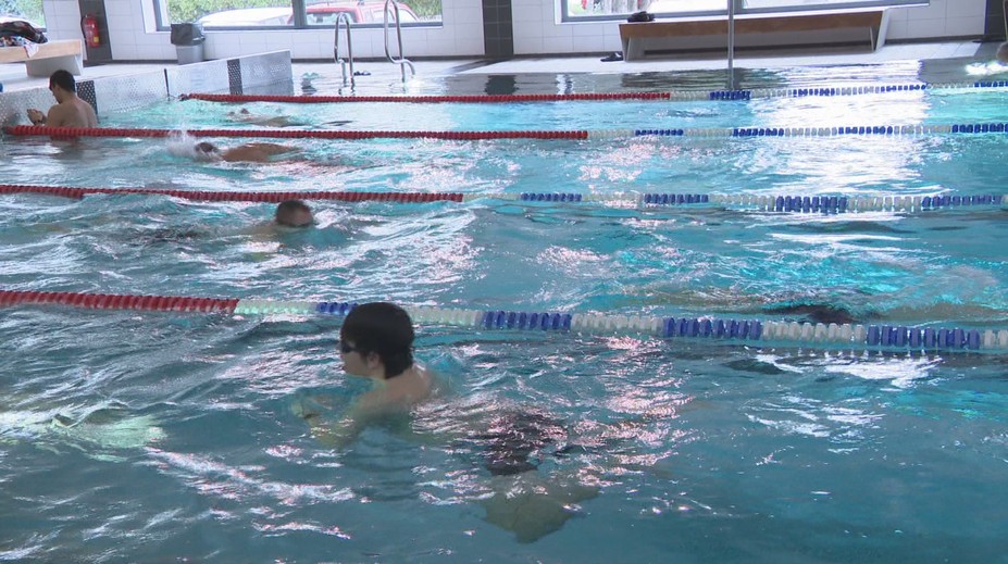 Budú deti namiesto lyžovania plávať? Ministerstvo pripravuje zmenu