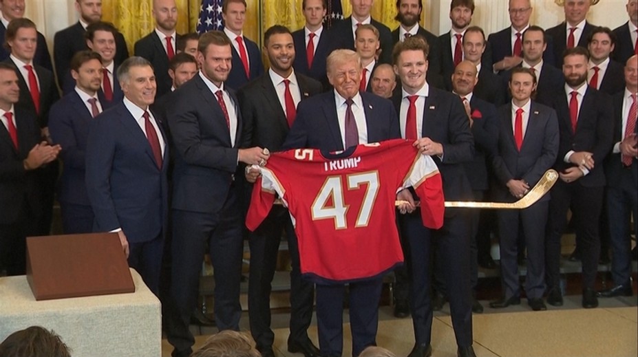 VIDEO: Hokejisti Floridy zavítali do Bieleho domu. Prezidentovi Trumpovi venovali špeciálne dary