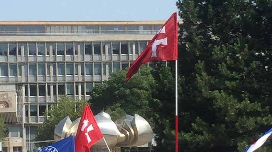 V Bratislave bolo rušno, mestom pochodovali extrémisti