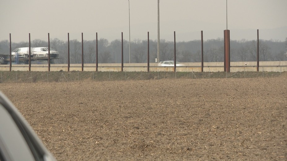 Bývajú 200 metrov od diaľnice a nedokážu spať. Z obchvatu pri Bratislave zmizli protihlukové panely