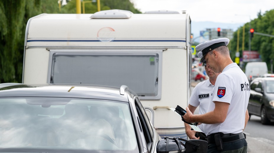 TABUĽKA: Chodci dostanú novú prednosť. Takto sa zmenia pravidlá na slovenských cestách