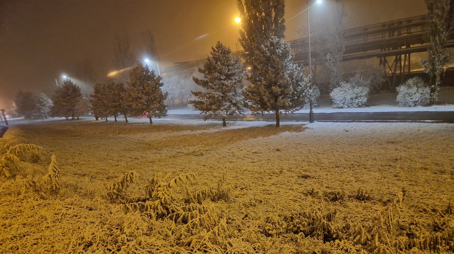 Niektorí Košičania sa zobudili do bieleho rána. Nebol to však obyčajný sneh