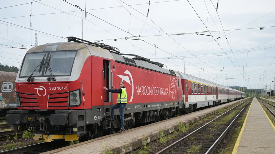 Ďalšia mimoriadna vlaková udalosť. Rýchlik zachytil pracovný mechanizmus na trati, ľudia museli vystúpiť