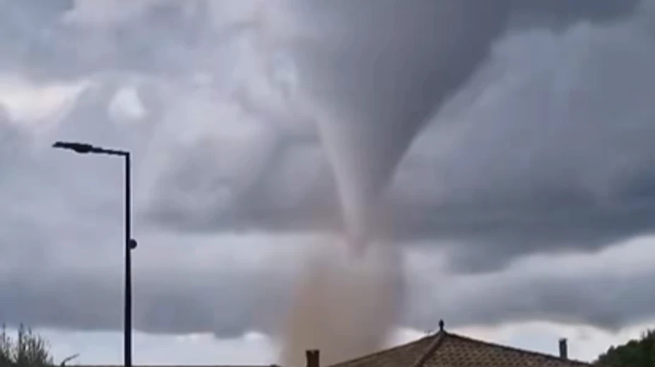 VIDEO: Tornádo v Európe. Živel pustošil domy, hlásia 26 zranených