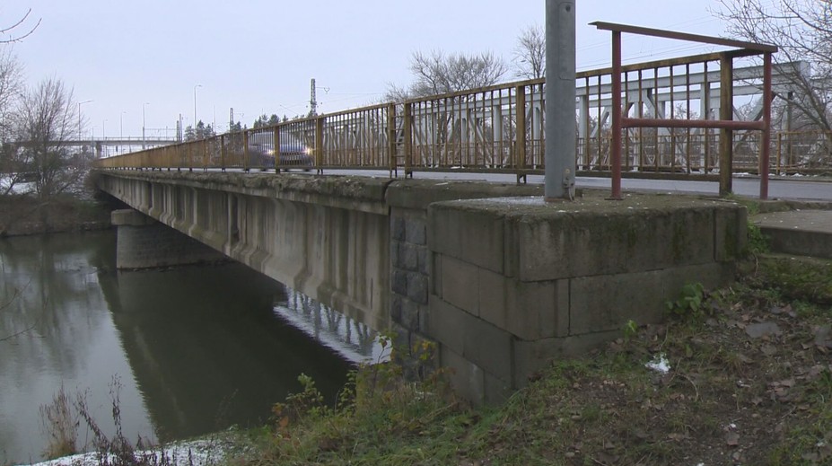 Most na západe Slovenska je na pokraji kolapsu. Obavy z pádu, denne ním prejde 10-tisíc áut