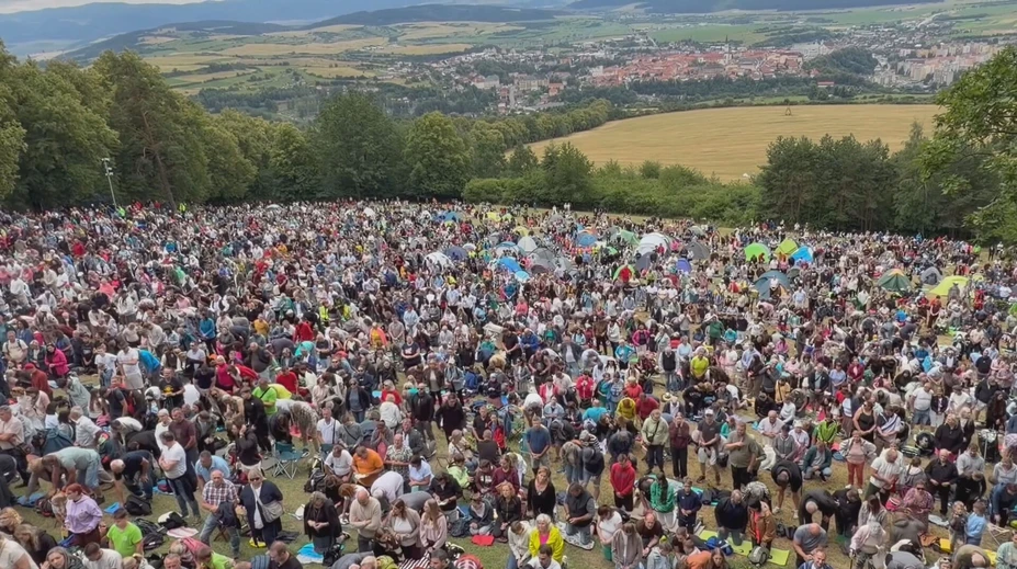 Bosí, v daždi aj s osobnými prosbami. Mariánsku horu zaplnili desaťtisíce veriacich