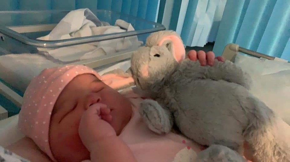 Lekári si mysleli, že čaká dvojičky. Žena (21) porodila jedno z vôbec najväčších dievčatiek