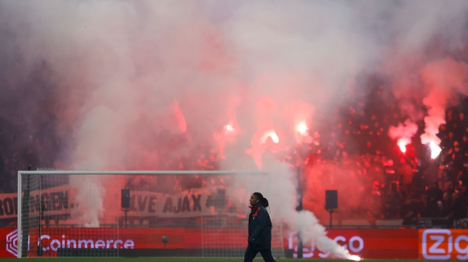 VIDEO: Slávny holandský klub odsúdil správanie svojich fanúšikov. Duel Ajaxu predčasne skončil