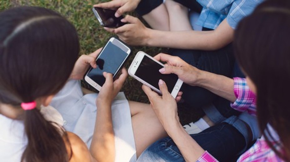 Deti a mobily počas prázdnin. Odborníčka radí, ako nastaviť pravidlá bez hádok