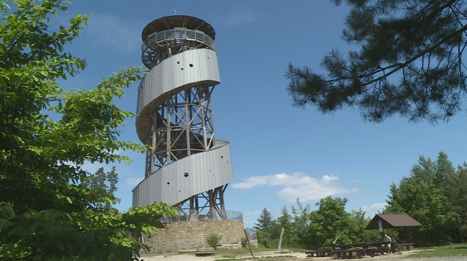 Kuriózny prípad z Česka. Pred rokmi tam postavili rozhľadňu, ktorá je teraz zatvorená