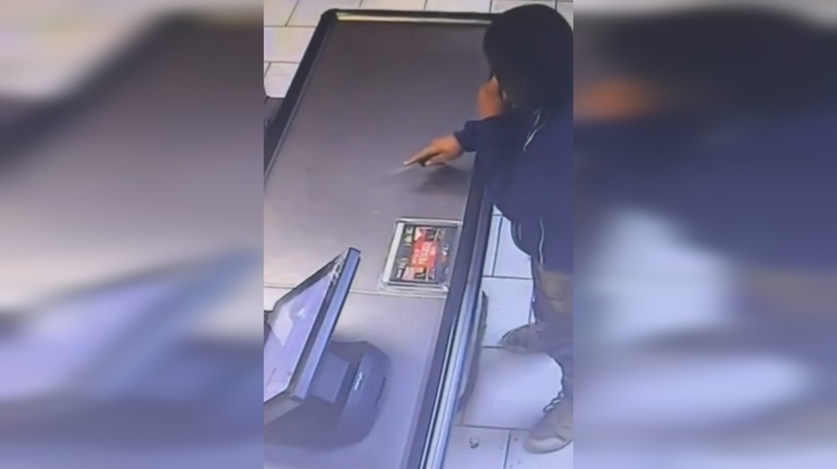 VIDEO: S nožom v ruke si pýtal od predavačiek cigarety. Páchateľom je len 14-ročný chlapec