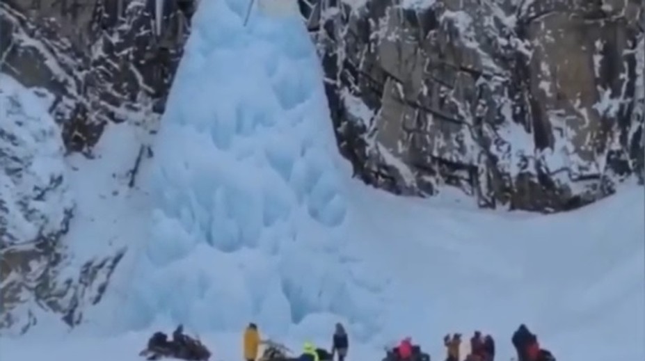 Skupinu turistov zasiahla padajúca masa ľadu z vodopádu. Hlásia mŕtveho a ťažko zranené dieťa
