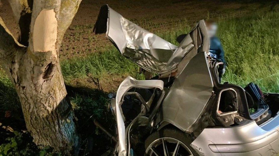 FOTO: Po náraze do stromu auto roztrhalo na dve časti. O život prišla mladá spolujazdkyňa (†23)