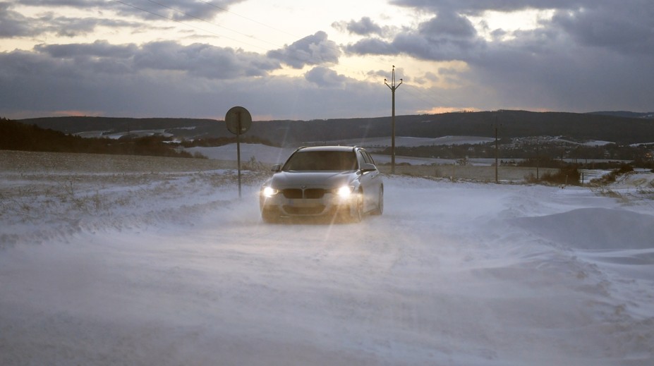 Silný vietor a snehové záveje: Výstrahy platia pre viaceré okresy, varujú aj cestári