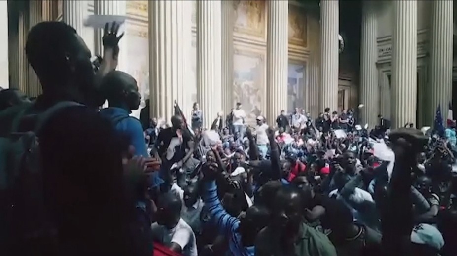 Ilegálni migranti obsadili Panteón v Paríži, žiadali vybavenie dokladov