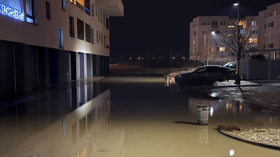 FOTO: Voda na západnom Slovensku zaplavila obytný dom i obchody