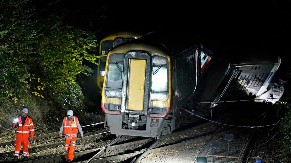 Na juhu Británie do seba narazili dva vlaky, zranilo sa 17 osôb