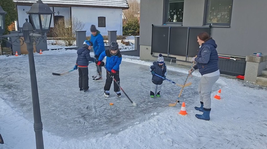 S jarnými prázdninami sa spája nárast úrazov. Odborníci upozornili na nástrahy, ktoré na deti číhajú aj doma