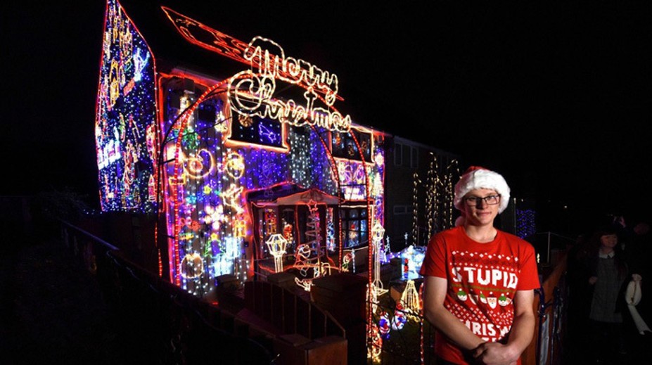 Väčšieho vianočného fanatika ste ešte nevideli. Zo sumy, ktorú minul na dekoráciu, odpadnete
