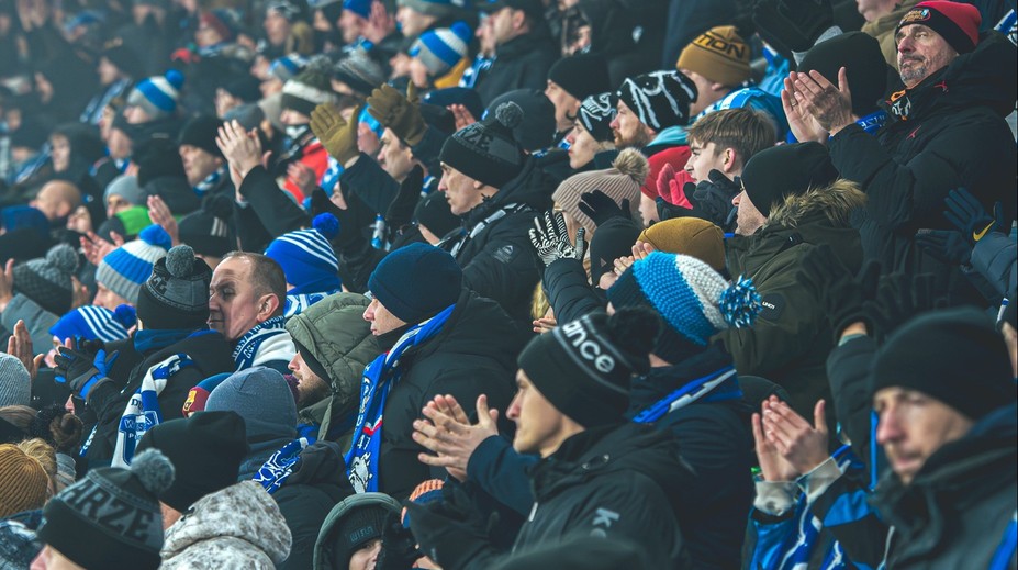 Fatálny omyl pred duelom v Poľsku. Minútu ticha venovali nesprávnemu človeku, prezident klubu sa hanbil