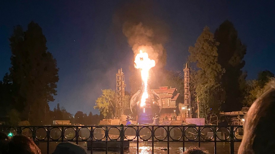VIDEO: Požiar v Disneylande, drak vzbĺkol v plameňoch