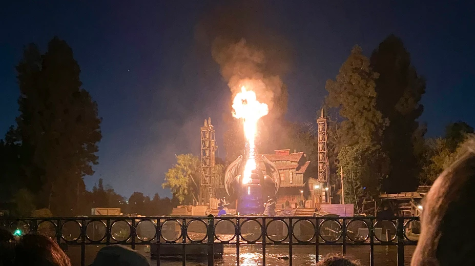 VIDEO: Požiar v Disneylande, drak vzbĺkol v plameňoch