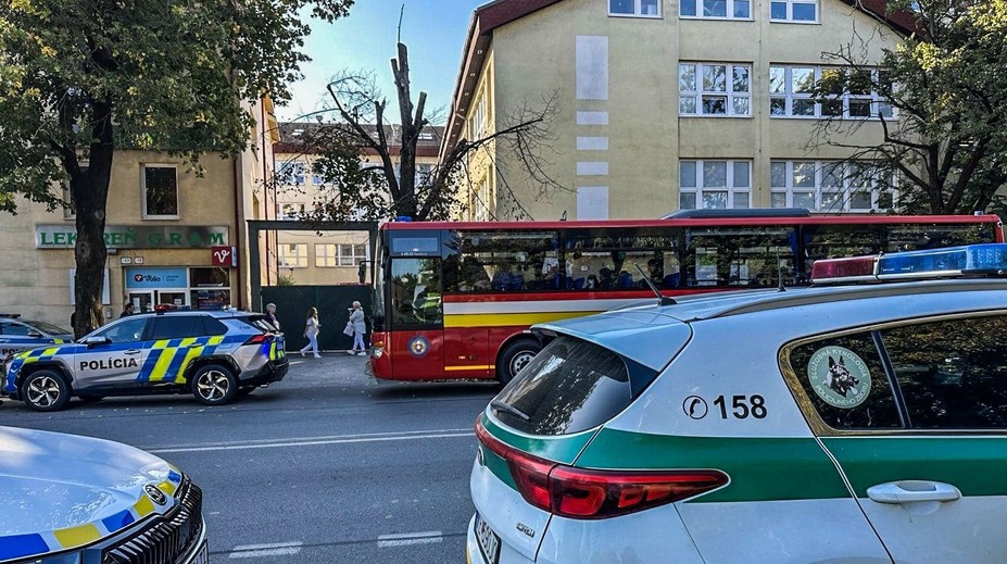 Bombové hrozby paralyzujú nemocnice po celom Slovensku. Zdravotníci hovoria o strachu