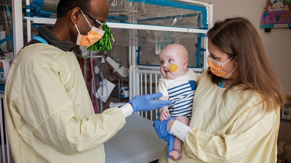 Lekári prepísali DNA malého dieťaťa. Trpelo zriedkavým ochorením, liečba mu zachránila život